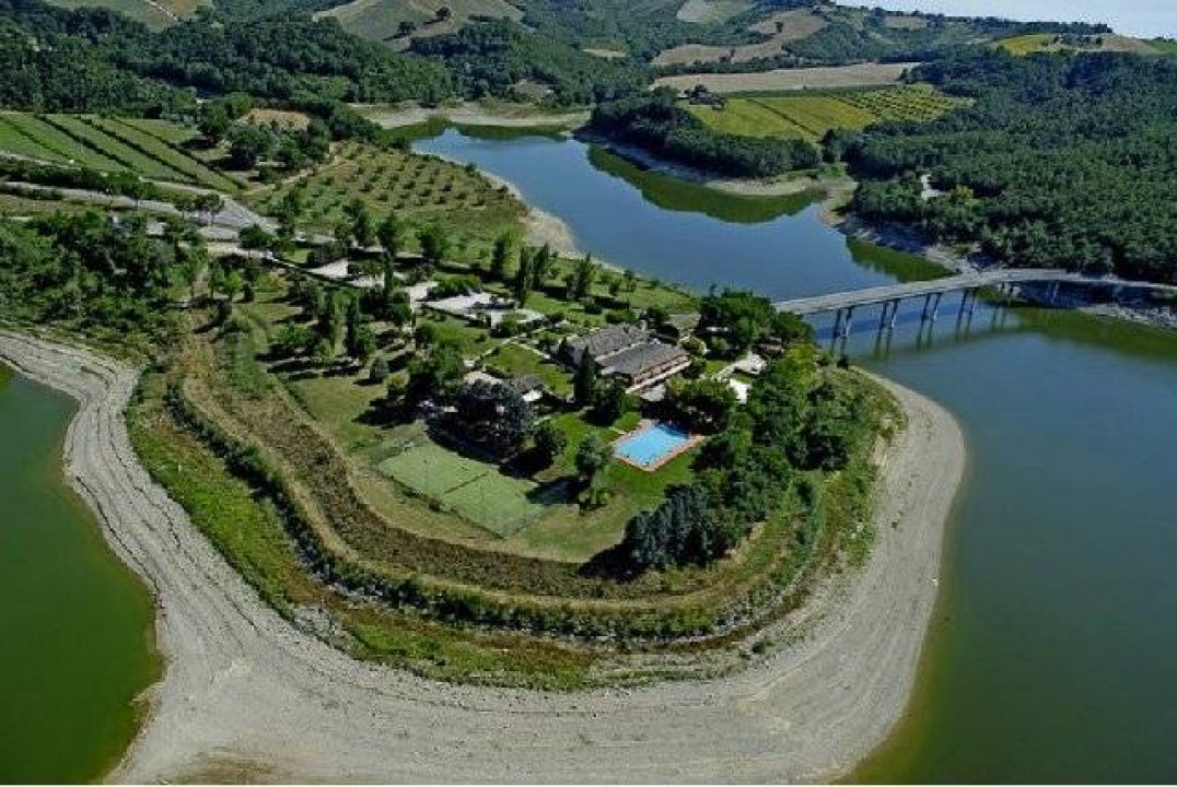For sale cottage by the lake Baschi Umbria foto 9