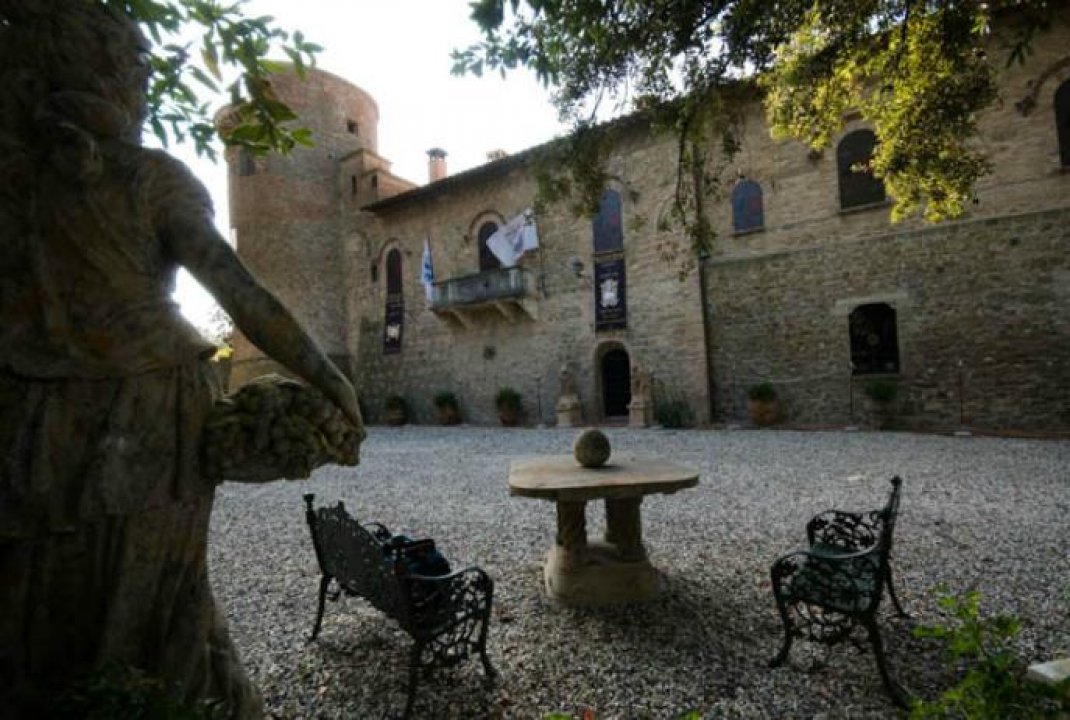 For sale castle in quiet zone Deruta Umbria foto 2