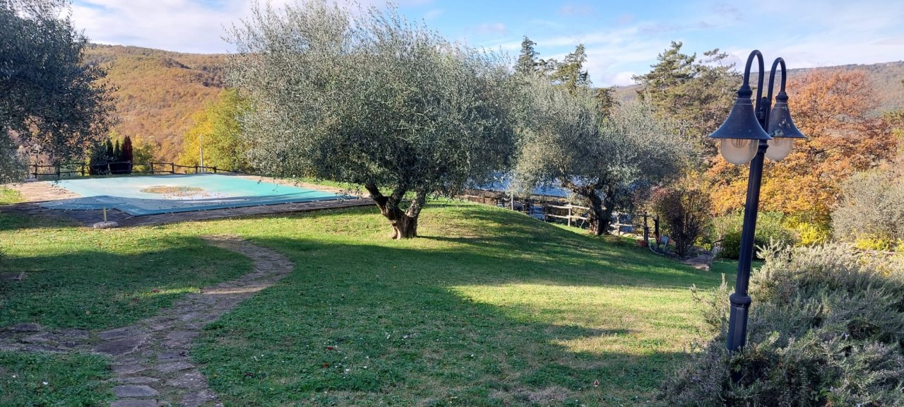 Se vende casale by the lago Passignano sul Trasimeno Umbria foto 17