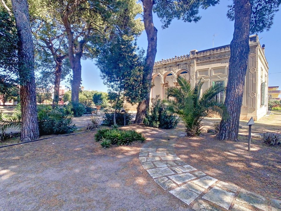 For sale palace in city Aradeo Puglia foto 3