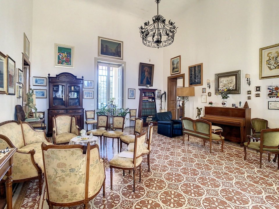 For sale palace in city Aradeo Puglia foto 7
