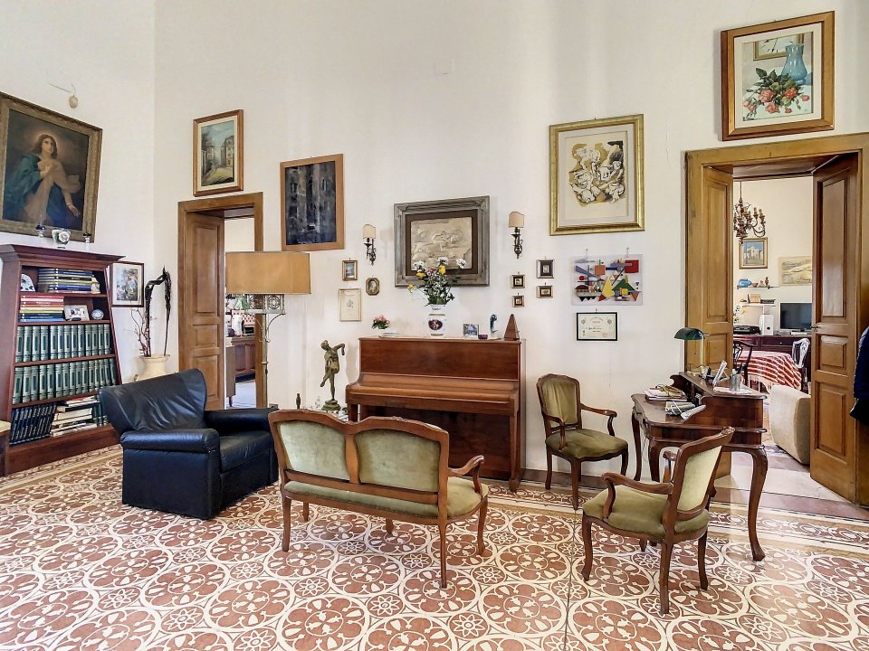 Para venda palácio in cidade Aradeo Puglia foto 8