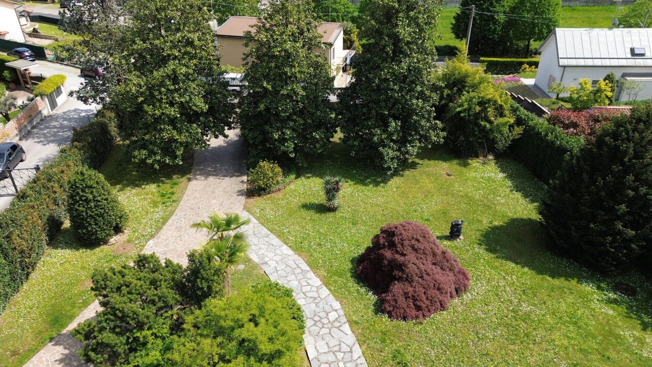 For sale villa in quiet zone Bernareggio Lombardia foto 3