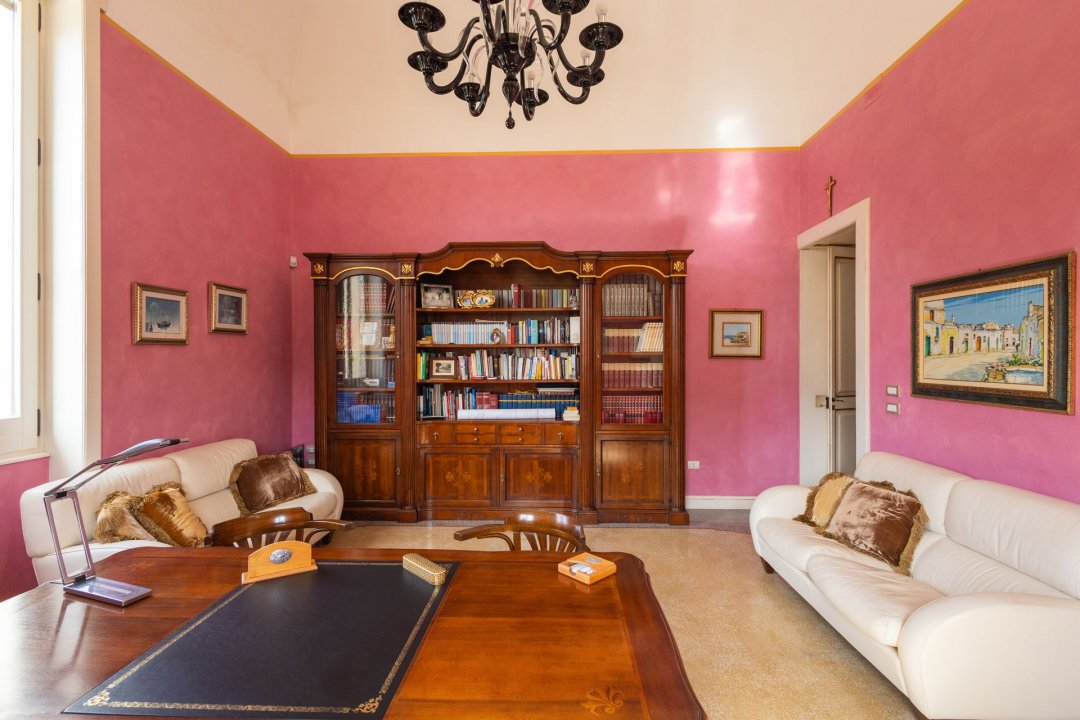 Para venda palácio in cidade Calimera Puglia foto 25