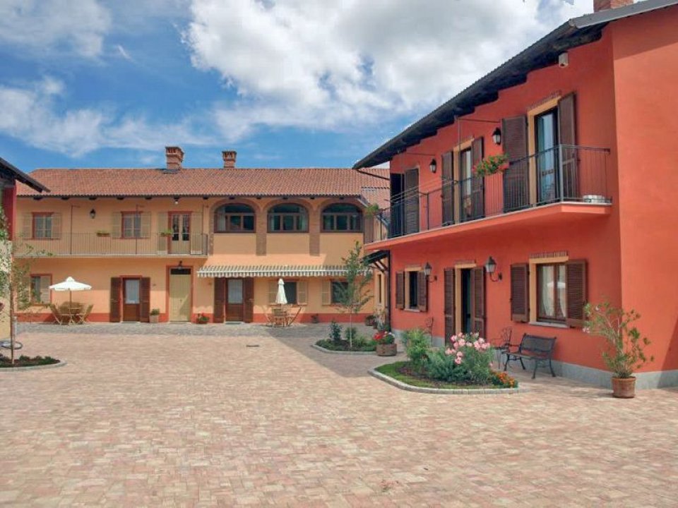 A vendre casale in zone tranquille Cherasco Piemonte foto 1