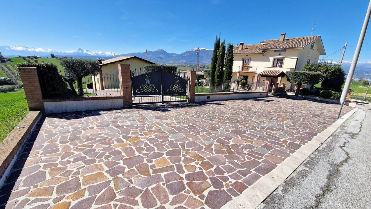 Se vende villa in zona tranquila Ancarano Abruzzo foto 22