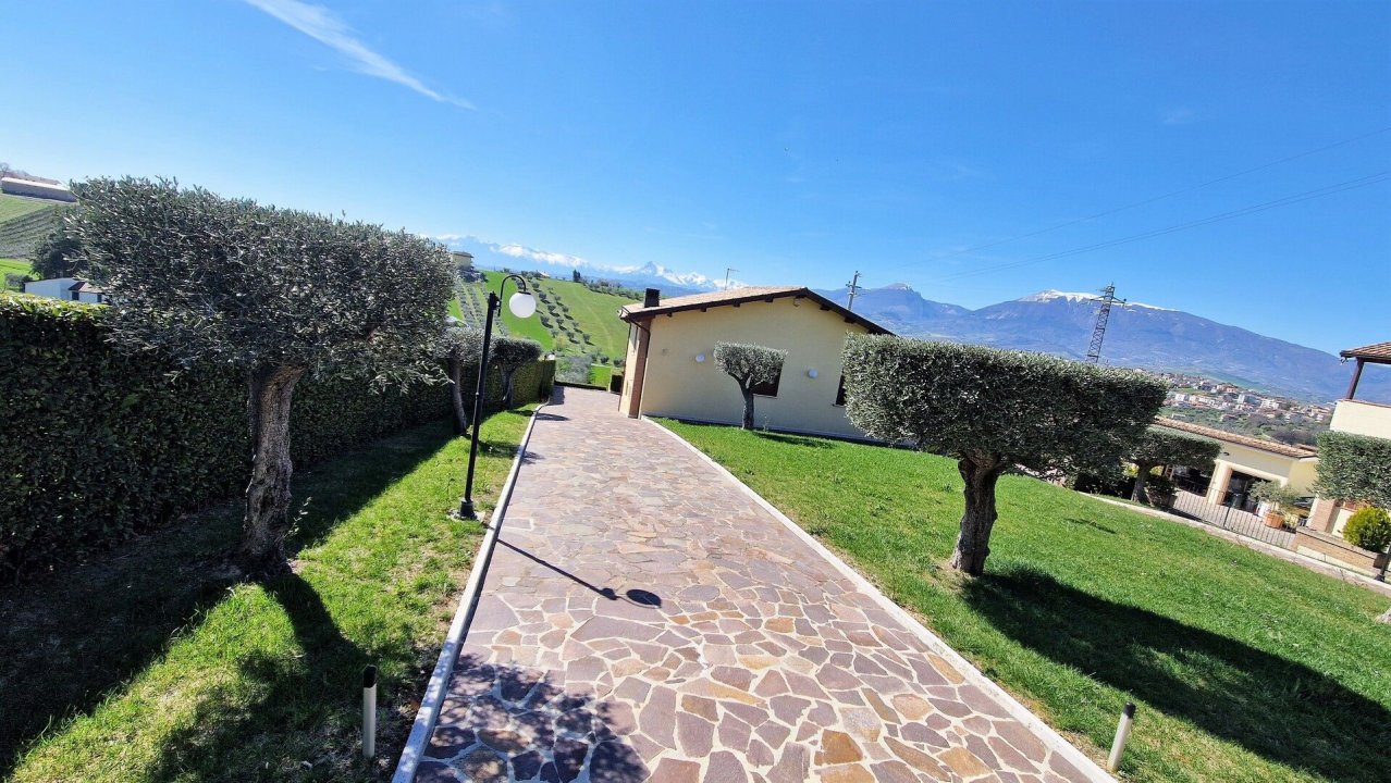 Se vende villa in zona tranquila Ancarano Abruzzo foto 24