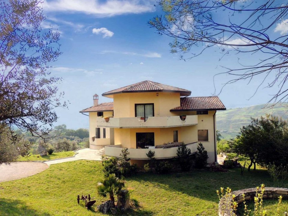 A vendre villa in  San Valentino in Abruzzo Citeriore Abruzzo foto 1