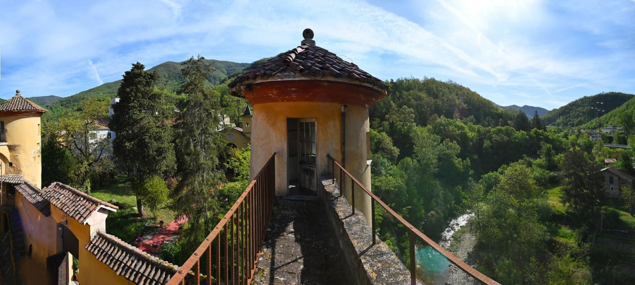 For sale castle in quiet zone Isola del Cantone Liguria foto 4