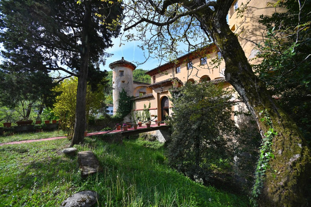 For sale castle in quiet zone Isola del Cantone Liguria foto 2