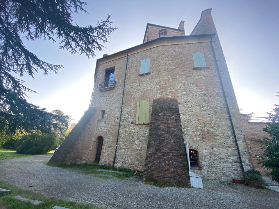 For sale castle in quiet zone Scandiano Emilia-Romagna foto 3