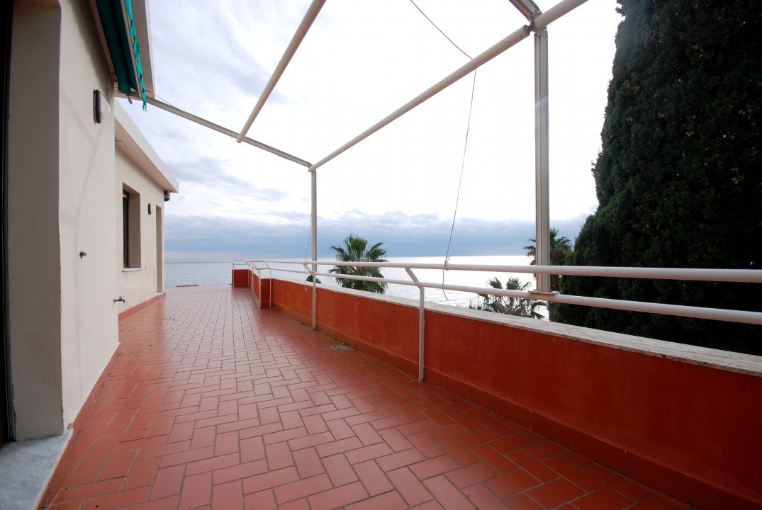 For sale penthouse by the sea Laigueglia Liguria foto 16