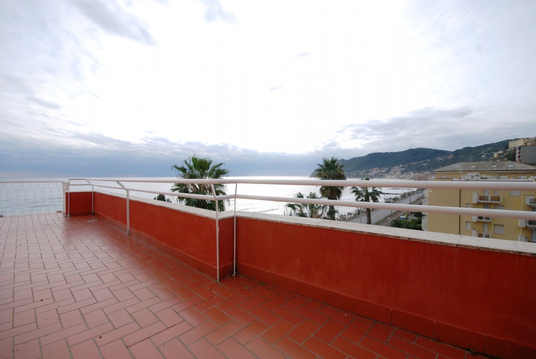 For sale penthouse by the sea Laigueglia Liguria foto 15