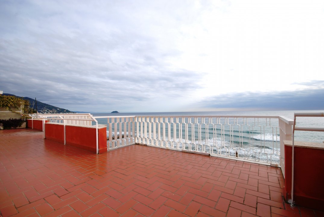 For sale penthouse by the sea Laigueglia Liguria foto 14