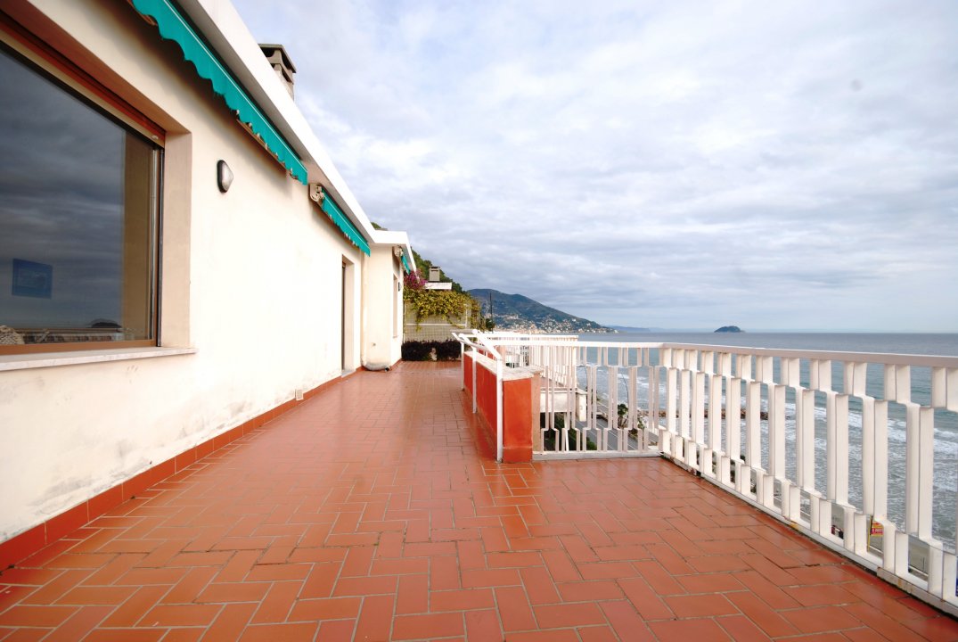 For sale penthouse by the sea Laigueglia Liguria foto 12