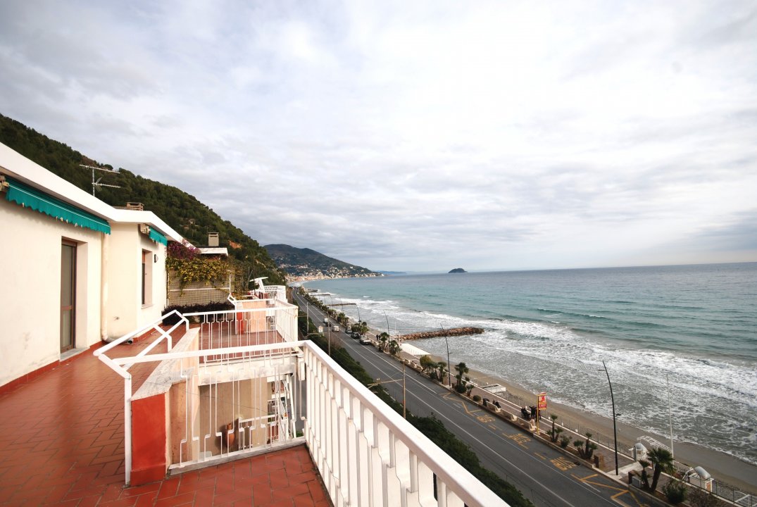 A vendre penthouse by the mer Laigueglia Liguria foto 13