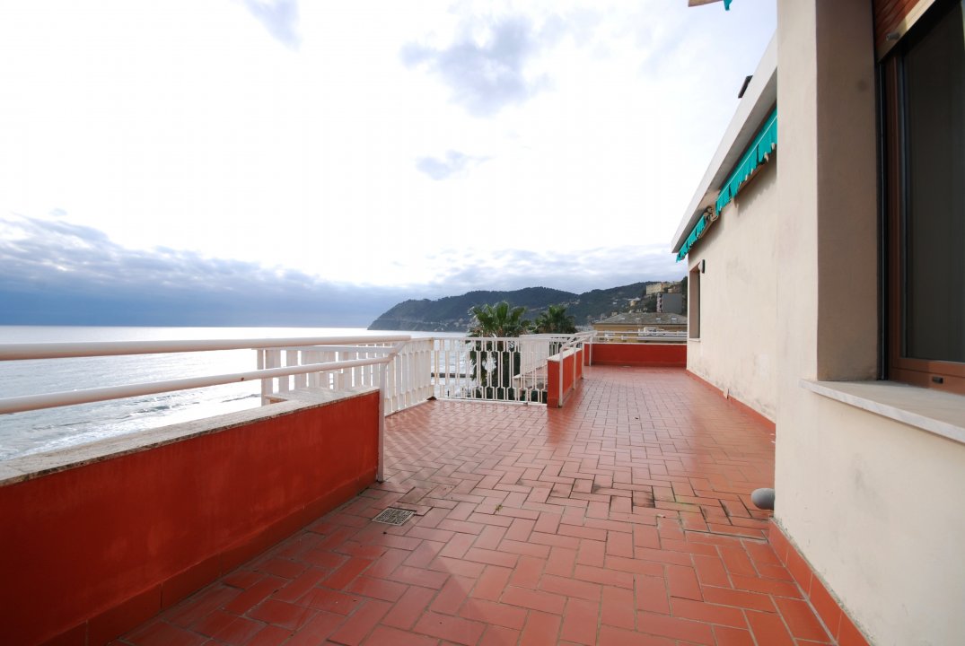 For sale penthouse by the sea Laigueglia Liguria foto 11