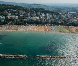 Transacción inmobiliaria Mar Gabicce Mare Marche